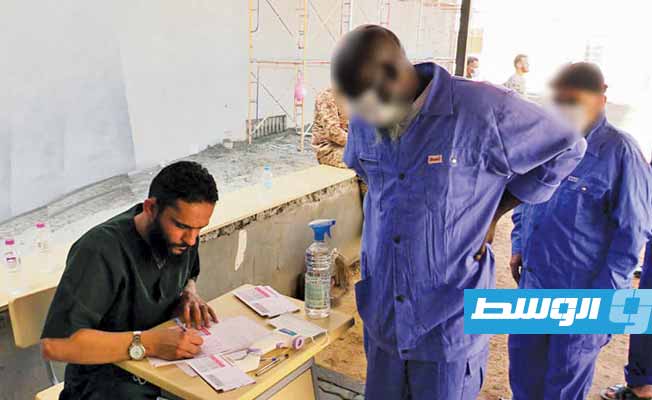 تطعيم نزلاء بسجن طرابلس الرئيسي ضد فيروس كورونا. (وزارة العدل)