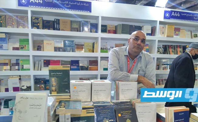 الناشر، سالم أحمد الزريقاني مدير شركة «دار أويا» لاستيراد الكتب والمراجع العلمية. (الوسط).