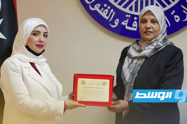 وزيرة الثقافة والفنون، د.صالحة الدروقي تكرم اللجنة المصاحبة لمعرض بنغازي الدولي للكتاب في 27 نوفمبر 2025. (فيسبوك)