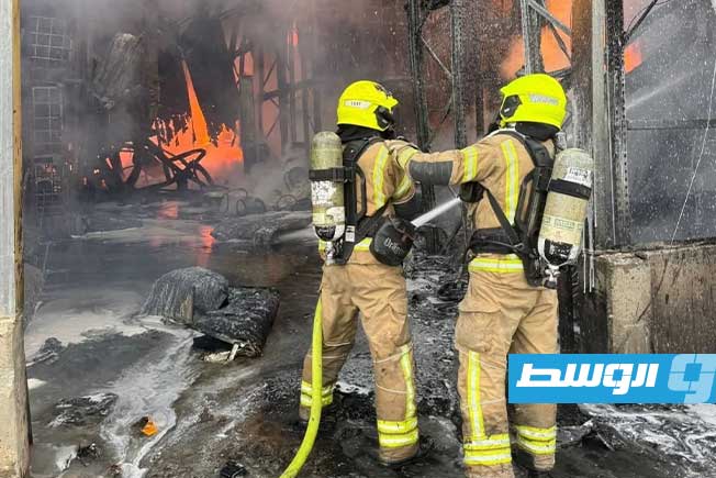 الإطفاء الإسرائيلي يحاول أخماد النيران عقب استهداف صاروخ إيراني لمصنع كيماويات قرب بئر السبع بجنوب إسرائيل. (الإنترنت)