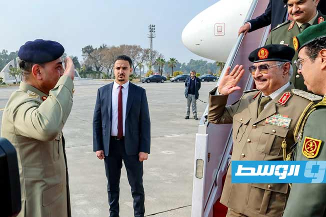 قائد الجيش الباكستاني المشير عاصم منير في استقبال المشير حفتر لدى وصوله باكستان، الإثنين 2 فبراير 2026. (القيادة العامة)