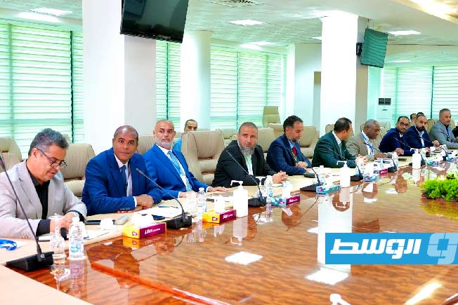 رئيس مؤسسة النفط يعقد اجتماعاً موسعاً مع أعضاء لجان الإدارة المالية ومديري المالية بالشركات، الأربعاء 24 سبتمبر 2025 (صفحة المؤسسة على فيسبوك)