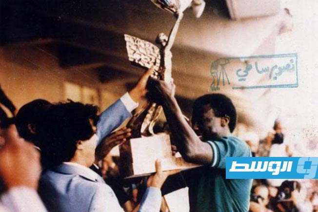 العيساوى يتسلم درع بطولة الدورى الليبى موسم 1986 - 1987 (أرشيفية: الإنترنت)