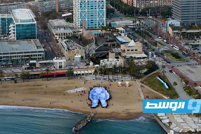 ناشطون متضامنون مع القضية الفلسطينية ينظمون فعالية رمزية بمدينة برشلونة لإحياء الذكرى الثانية لاستشهاد الطفلة الفلسطينية هند رجب. 29 يناير 2026. (الإنترنت)