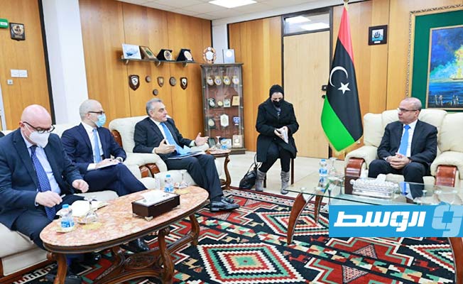 اللافي مع المبعوث الإيطالي نيكولا أورلاندو، وسفير روما لدى طرابلس جوزيبي بوتشينو. (المجلس الرئاسي)