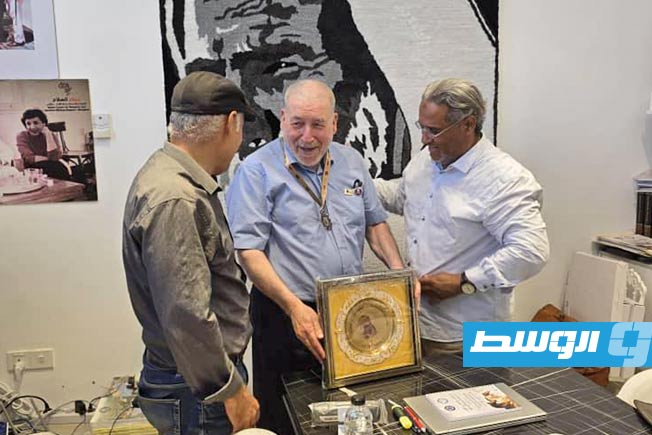 «مركز السلام الثقافي» يكرم رئيس الجمعية الثقافية الاجتماعية الليبية في لندن ونيس التاجوري (فيسبوك)