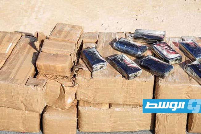 جانب من شحنة مخدر «حشيش» جرى ضبطها في سيارة قادمة من المنطقة الشرقية إلى بنغازي، السبت 15 فبراير 2025 (إدارة إنفاذ القانون بالمنطقة الوسطى)