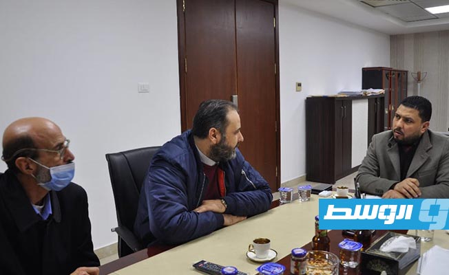 جانب من اجتماع وكيل وزارة الإسكان والتعمير للشؤون الفنية مع مدير عام مصرف الادخار والاستثمار العقاري. (صفحة الوزارة على فيسبوك)