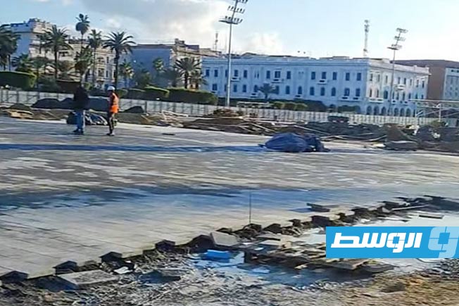 جانب من أعمال الصيانة بميدان الشهداء. (طرابلس الآن)