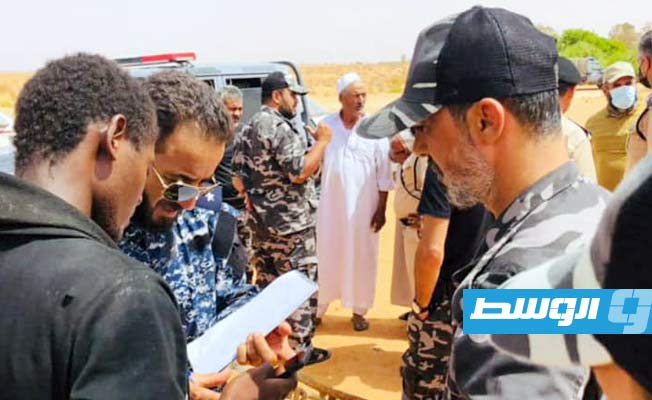 أعضاء الدوريات الأمنية أثناء متابعة مسارات النهر الصناعي بالمنطقة من ترهونة إلى حدود بني وليد. (وزارة الداخلية)
