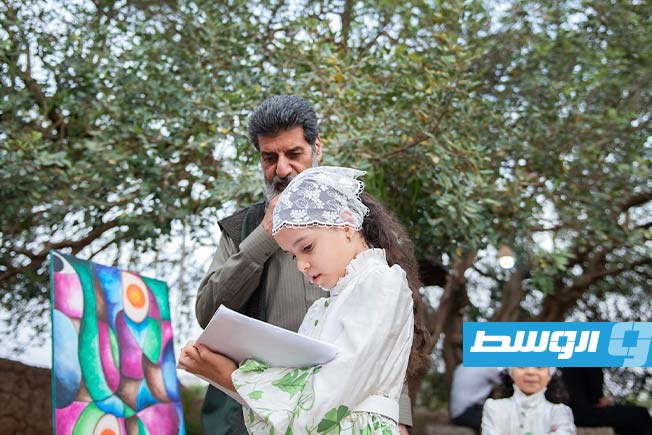 القاص أحمد يوسف عقيلة في المعرض (محمد امنينه)
