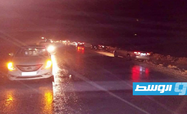 السيارات العالقة على طريق وادي دينار شمال بني وليد بسبب السيول الغزيرة. (فيسبوك)