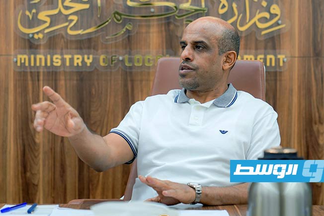 اجتماع الجويفي مع لجنة تسوية أوضاع موظفي إدارات خدمات النظافة في البلديات، الأربعاء 16 يوليو 2025. (وزارة الحكم المحلي)