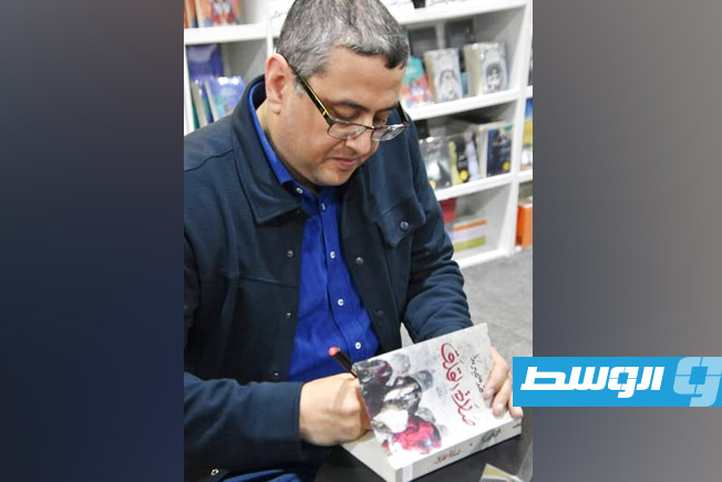 المصري محمد سمير ندا في معرض الكتاب بالقاهرة 2025 خلال توقيع روايته «صلاة القلق» الحائزة جائزة «البوكر العربية». (صفحة الكاتب على فيسبوك)