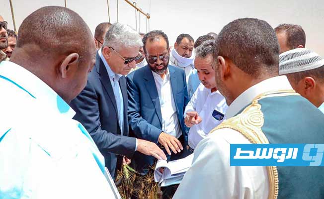 باشاغا خلال استماعه إلى مطالب المزارعين.