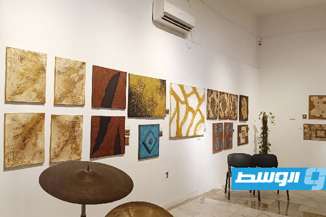 صور من معرض «ضمير مستتر» ببنغازي للفنانة دينا القلال (فيسبوك)