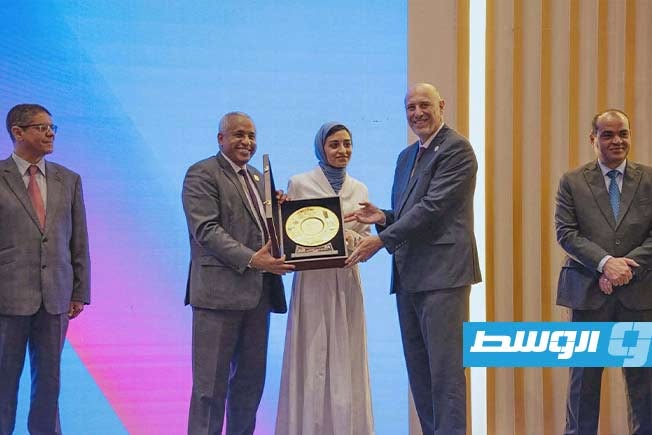 هدي الأوجلي الفائزة بجائزة أحمد يوسف عقيلة للقصة القصيرة وإحدى المكرمات خلال فعاليات افتتاح «موسم ليبيا الثقافي 2026» في «فندق كورنثيا - قاعة لبدة» بطرابلس في 11 يوليو 2026. (موسم ليبيا الثقافي على فيسبوك)