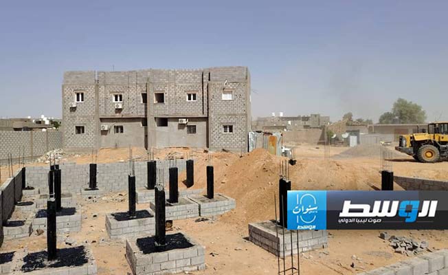 موظف يقوم بقياسات في موقع إنشاء المركز الموحد للخدمات المحلية في سبها (المجلس البلدي سبها)