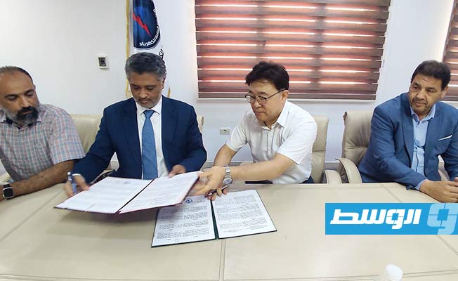 التوقيع على محضر اتفاق لاستئناف العمل بمشروع محطة كهرباء الزويتينة، 5 يوليو 2022. (شركة الكهرباء)