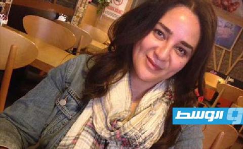 التشكيلية والنحاتة إيمان الشريف.. فنانة انطباعية