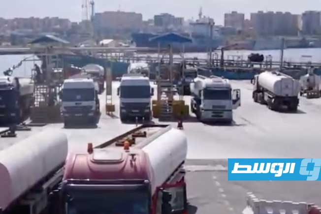شاحنات تحمل البنزين من ميناء طرابلس البحري، السبت 13 سبتمبر 2025 (شركة البريقة لتسويق النفط)