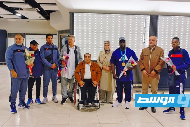 البطل الليبي محمود رجب بطل ألعاب القوى لذوي الإعاقة مع أعضاء البعثة في رحلة سابقة. (فيسبوك)
