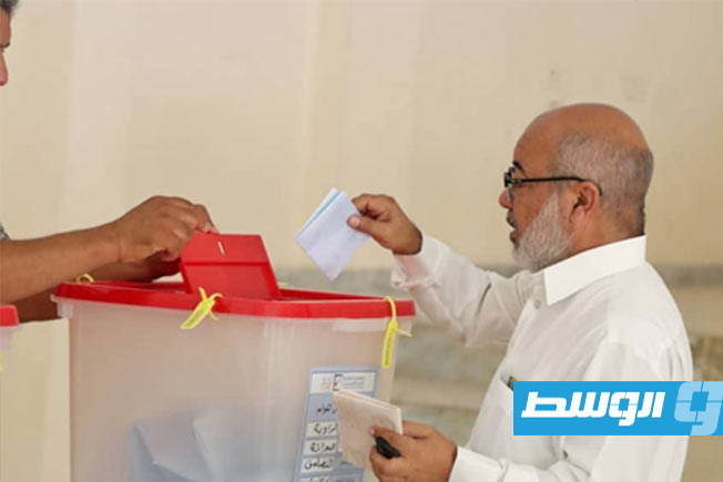 مواطن يدلي بصوته في انتخابات المجموعة الثانية للبلديات بالزاوية، 23 أغسطس 2025. (مفوضية الانتخابات)