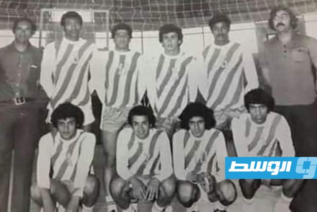 محمد الأصفر الرابع جلوسا مع فريق النصر للكرة الطائرة في السبعينات. (خاص - الوسط)