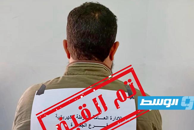 المتهم باتلاف عدادات الدفع المسبق الكهربائية بعد القبض عليه. (وزارة الداخلية)