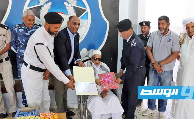 مديرية أمن غدامس تكرّم أقدم شرطي مرور بغدامس، الحاج الصغير الحاجي، الأربعاء 10 مايو 2023 (وزارة الداخلية)
