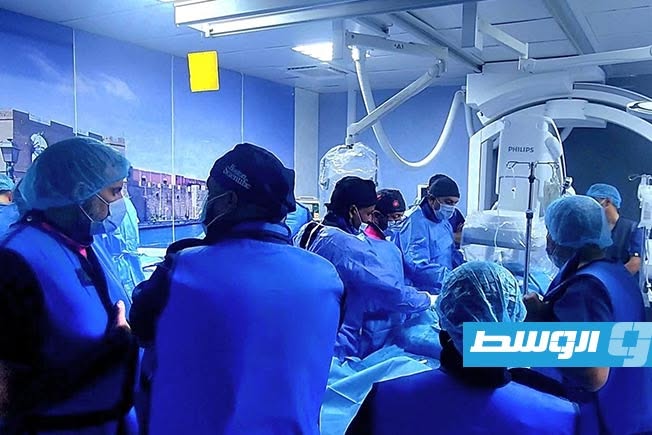 فريق طبي في المستشفى الجامعي بطرابلس يجري زراعة الصمام الأورطي بالقسطرة (المستشفى)
