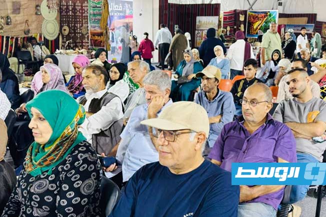 جانب من متابعي محاضرة الأديب والشاعر جمعة الفاخري «مؤانسة تراثية» بقاعة المتحف التركي أمس الخميس. (وزارة الثقافة والفنون)