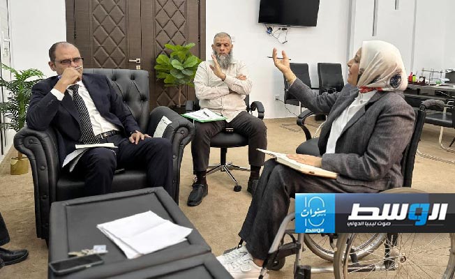 وزير الصحة د.عثمان عبدالجليل في لقاء مع د.ليلى الأوجلي مدير إدارة العجزة والمسنين وذوي الإعاقة بالعاصمة طرابلس، 11 نوفمبر 2024. (وزارة الصحة)
