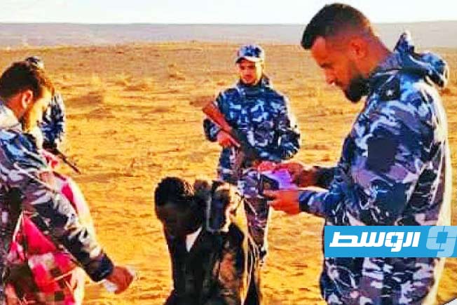 عناصر من حرس الحدود مع مجموعة مضبوطة من المهاجرين غير النظاميين، 7 مارس 2025. (وزارة الداخلية)