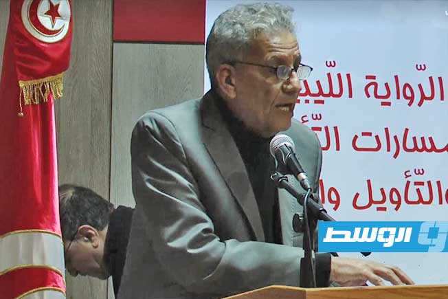 لقطة مثبتة يظهر فيها الروائي الليبي منصور بوشناف خلال فعاليات الندوة الفكرية «الرواية الليبية: مسارات التأصيل والتأويل والتأكيد»، في 27 مارس 2026. (فيسبوك)