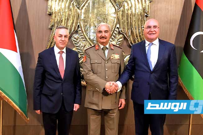 لقاء حفتر مع رئيس الأركان الأردني والوفد المرافق له، الأحد 18 يناير 2026. (القيادة العامة)