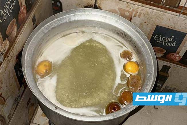 الأدوات التي يستخدمها الوافد في صنع الحلويات، 3 يناير 2025. (مديرية أمن الواحات)