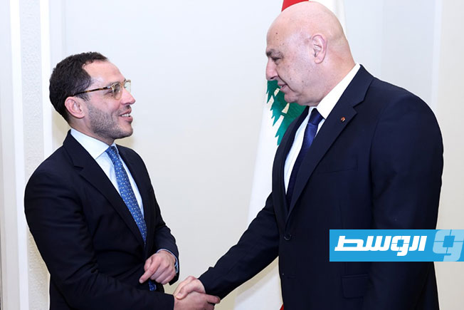الرئيس جوزيف عون مصافحا مستشار الأمن القومي بحكومة الوحدة الوطنية الموقتة إبراهيم الدبيبة بقصر بعبدا في بيروت، الإثنين 3 نوفمبر 2025. (الرئاسة اللبنانية)