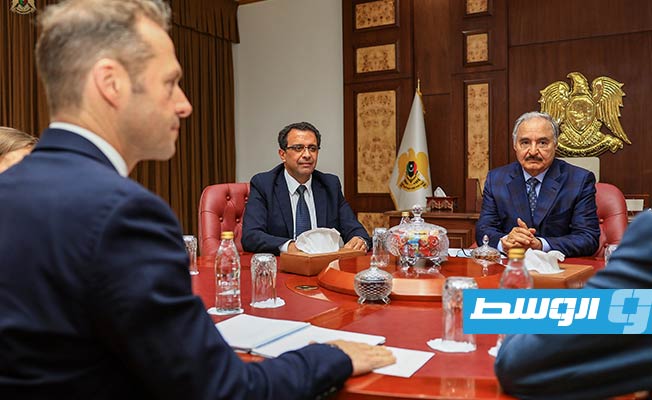 اجتماع حفتر مع مبعوث الرئيس الفرنسي إلى ليبيا بول سولير بمقر القيادة العامة في بنغازي. (القيادة العامة)