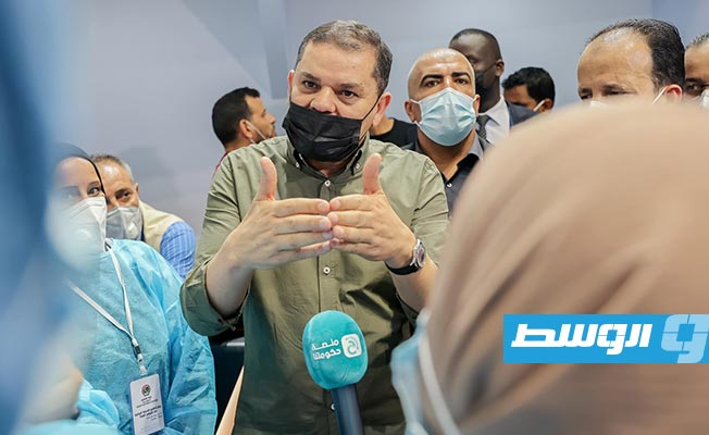 الدبيبة خلال جولة في مجمع محطات تطعيم طرابلس، 11 أغسطس 2021. (المكتب الإعلامي)