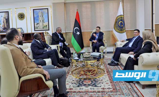 اجتماع الحويج مع مسؤولين بمصرفي «الريفي»، و«السراي»، 10 يناير 2023. (وزارة الاقتصاد)