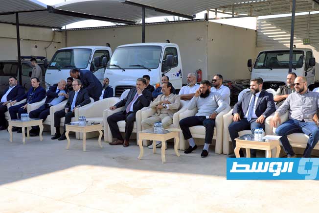 تسليم الدفعة الأولى من شاحنات نقل النفايات والحاويات المخصصة لدعم البلديات المستهدفة ضمن برنامج SML3.، الخميس 20 نوفمبر 2025. (وزارة الحكم المحلي)