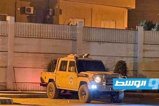 مدرعة أمام مصنع البرج للأسمنت في زليتن (الإنترنت)
