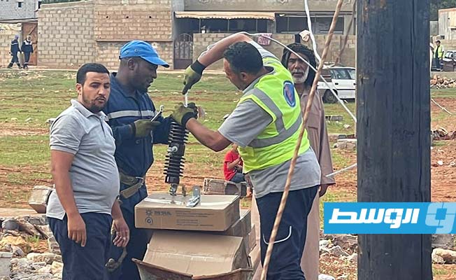 فنيو شركة الكهرباء يجرون إصلاحات بمنطقة هضبة الحمر، 26 سبتمبر 2023. (شركة الكهرباء)