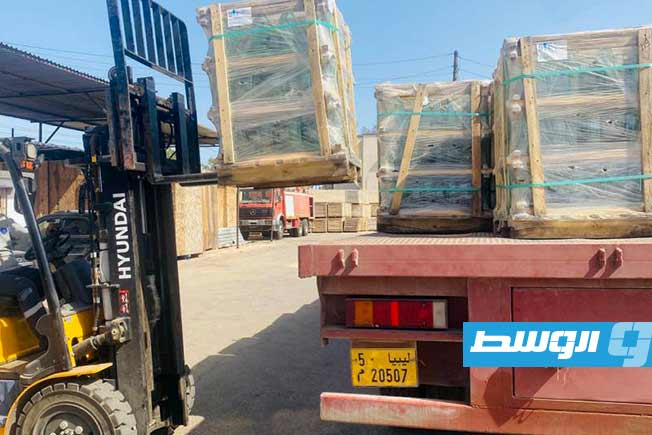 من أعمال تركيب أبراج كهرباء سقطت بسبب العاصفة في الأبيار، 1 مارس 2026. (شركة الكهرباء)