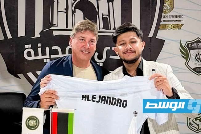 المدرب الجديد للمدينة الإسباني أليخاندرو خلال المؤتمر الصحفي. (فيسبوك)