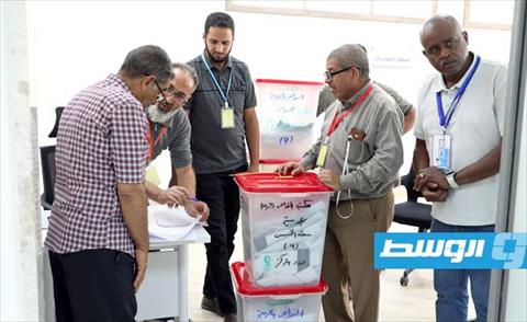 جمع صناديق الاقتراع في أحد المراكز التي استضافت الانتخابات البلدية، 16 نوفمبر 2024. (الإنترنت)