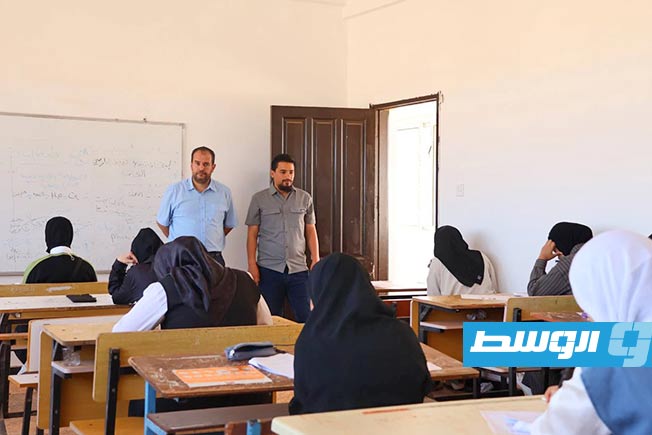 تلميذات مرحلة التعليم الأساسي يؤدون آخر امتحاناتهم في مادة القراءة والنصوص، 4 يونيو 2025. (التعليم)