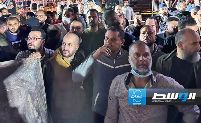 جانب من تفقد الدبيبة موقع انهيار عمارة في جنزور، الخميس 7 نوفمبر 2024 (صفحة الحكومة على فيسبوك)