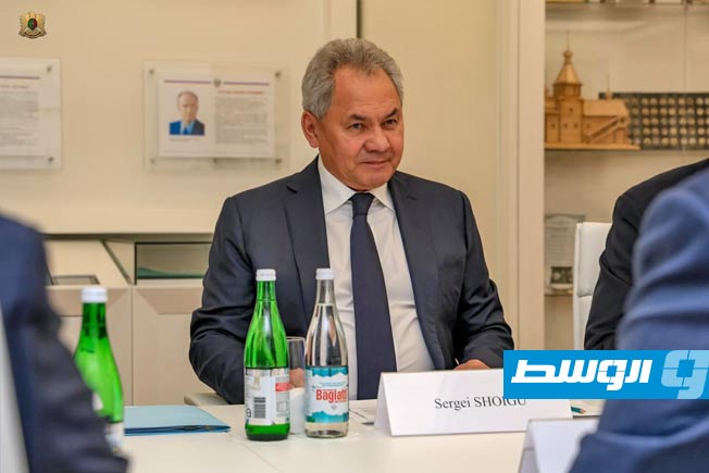 مستشار الأمن القومي الروسي سيرغي شويغو خلال لقائه مع حفتر في موسكو، الخميس 8 مايو 2025. (القيادة العامة)